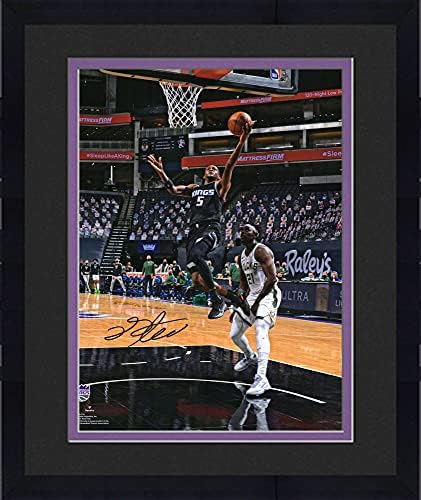 Çerçeveli De'aaron Fox Sacramento Kings İmzalı 16 x 20 Layup vs. Milwaukee Bucks Fotoğrafı - İmzalı NBA Fotoğrafları